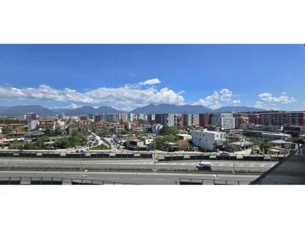 Tirane, jepet me qera 2+1 Kati 5, 130 m² 600 € 