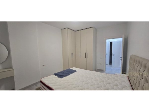 Tirane, jepet me qera 2+1 Kati 5, 130 m² 600 € 