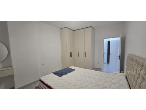 Tirane, jepet me qera 2+1 Kati 5, 130 m² 600 € 