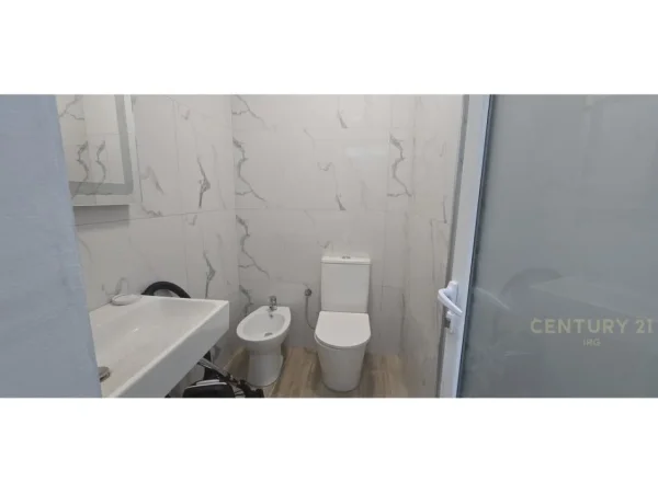 Tirane, jepet me qera 2+1 Kati 5, 130 m² 600 € 