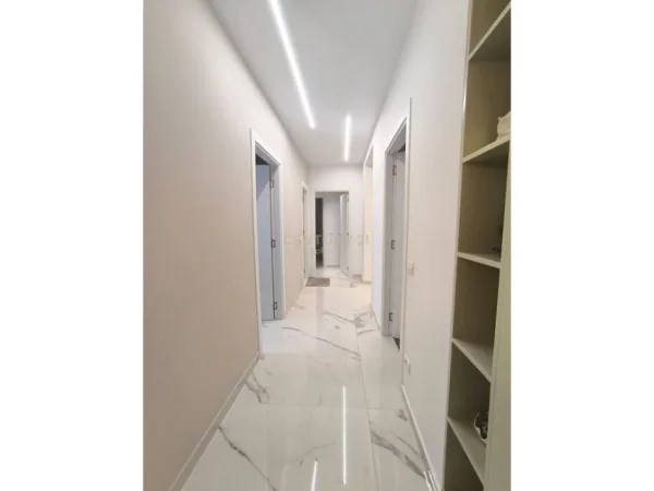 Tirane, jap me qera apartament 2+1 , 116 m² 800 € 