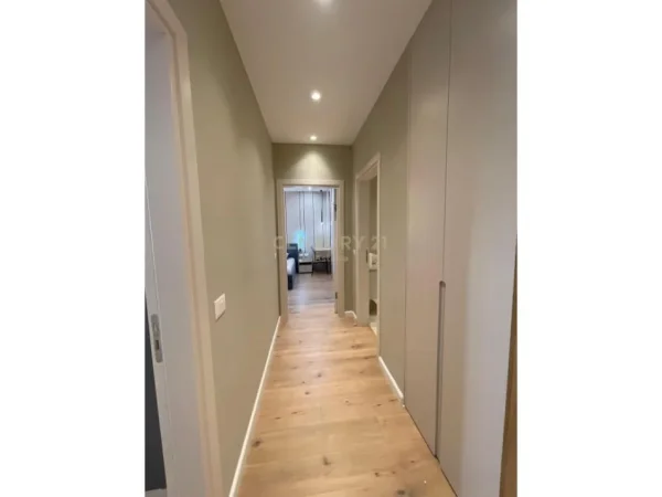 Tirane, jepet me qera 2+1 Kati 4, 96 m² 979 € 