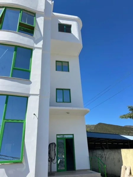 Mallakaster, jepet me qera ambjent biznesi , 600 m² 