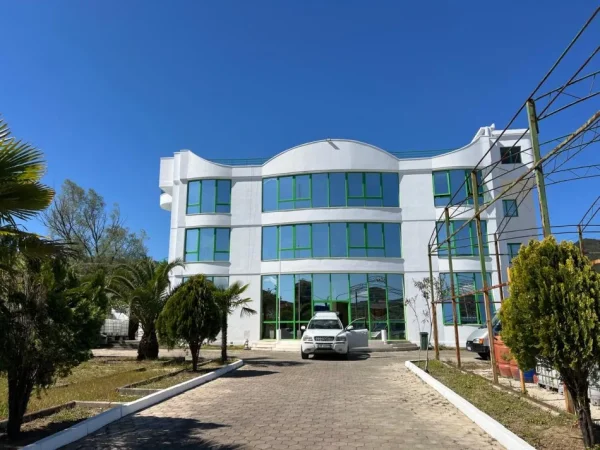 Mallakaster, jepet me qera ambjent biznesi , 600 m² 