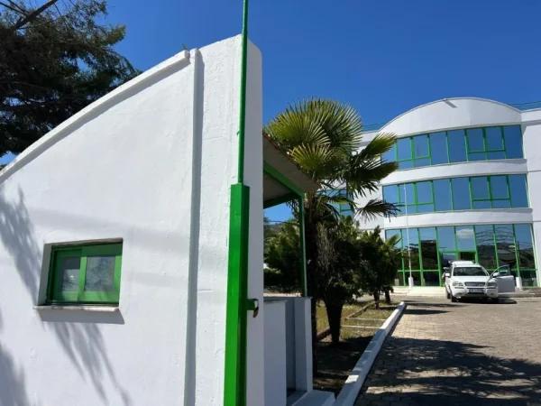 Mallakaster, jepet me qera ambjent biznesi , 600 m² 