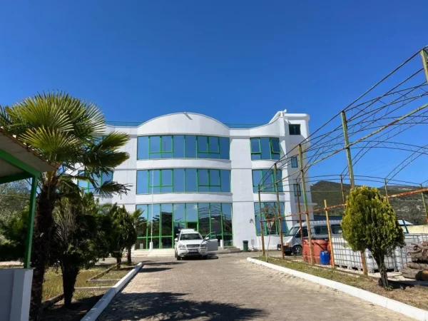 Mallakaster, jepet me qera ambjent biznesi , 600 m² 