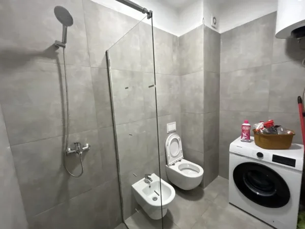 Tirane,pas Emerald Center, te tregu, jap me qera apartament 2+1+Ballkon Kati 3, 80 m² 670 €