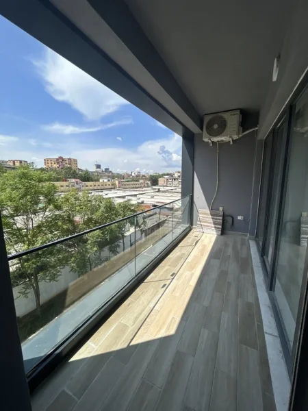 Tirane,pas Emerald Center, te tregu, jap me qera apartament 2+1+Ballkon Kati 3, 80 m² 670 €