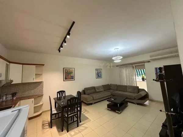 Tirane, jepet me qera apartament 1+1 Kati 2, 75 m² 550 € (Rr.Ramazan Shijaku)