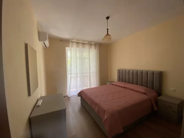 Tirane, jepet me qera apartament 2+1 Kati 4, 70 m² 750 € (Rruga Muhamet Gjollesha)