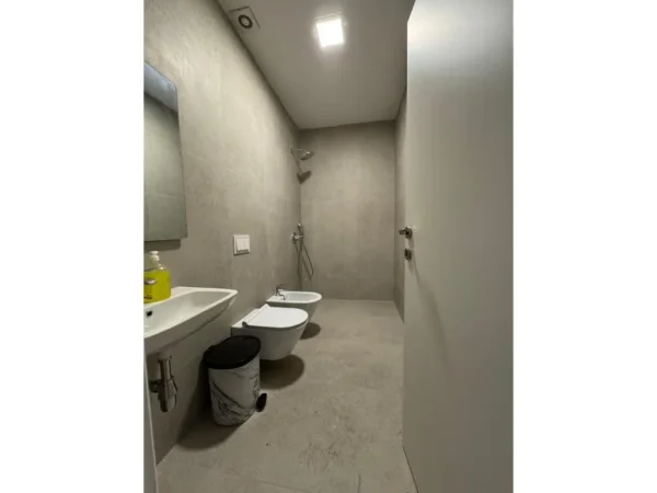 Tirane, jepet me qera apartament 3+1 Kati 1, 115 m² 1.300 € (Rruga e Kosovareve)