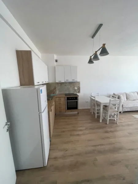 Tirane, jepet me qera apartament 2+1+Ballkon Kati 4, 97 m² 500 € (Univers City I sapomobiluar + Post Parkimi)