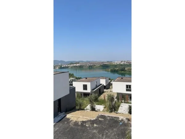 Tirane, shitet apartament 2+1+Ballkon Kati 3, 112 m² 250.000 € (LAKE SIDE FARKE)