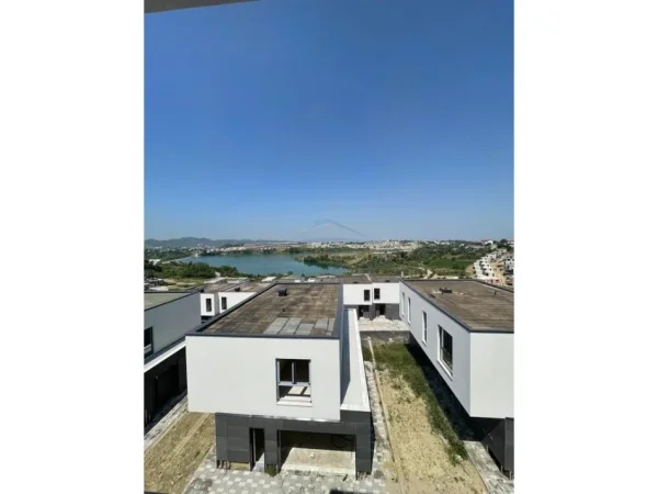 Tirane, shitet apartament 2+1+Ballkon Kati 3, 112 m² 250.000 € (LAKE SIDE FARKE)