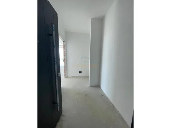 Tirane, shitet apartament 2+1+Ballkon Kati 3, 112 m² 250.000 € (LAKE SIDE FARKE)