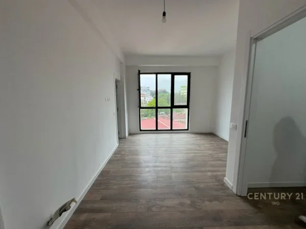 Tirane, jepet me qera zyre Kati 3, 117 m² 600 € (Arlis)