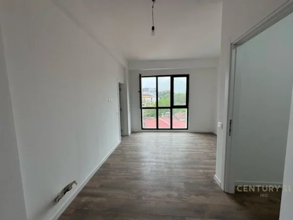 Tirane, jepet me qera ambjent biznesi Kati 2, 117 m² 600 € (Kompleksi arlis)
