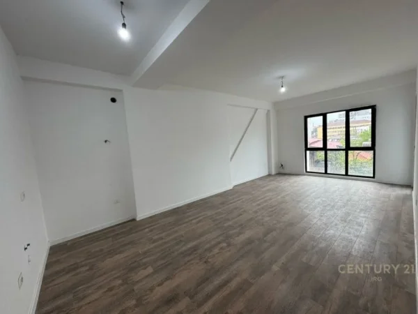 Tirane, jepet me qera ambjent biznesi Kati 2, 117 m² 600 € (Kompleksi arlis)