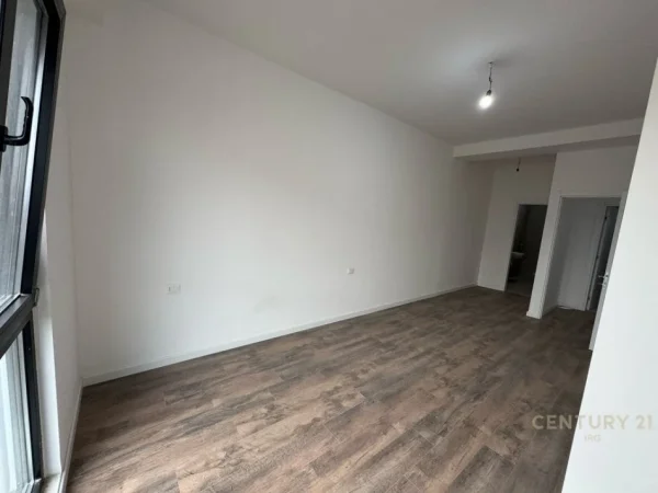 Tirane, jepet me qera ambjent biznesi Kati 2, 117 m² 600 € (Kompleksi arlis)