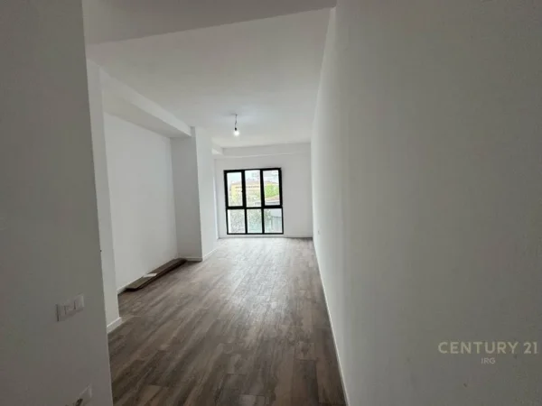 Tirane, jepet me qera ambjent biznesi Kati 2, 117 m² 600 € (Kompleksi arlis)