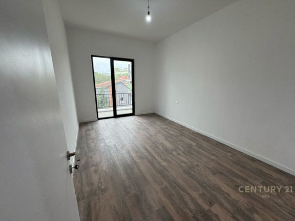 Tirane, jepet me qera ambjent biznesi Kati 2, 117 m² 600 € (Kompleksi arlis)