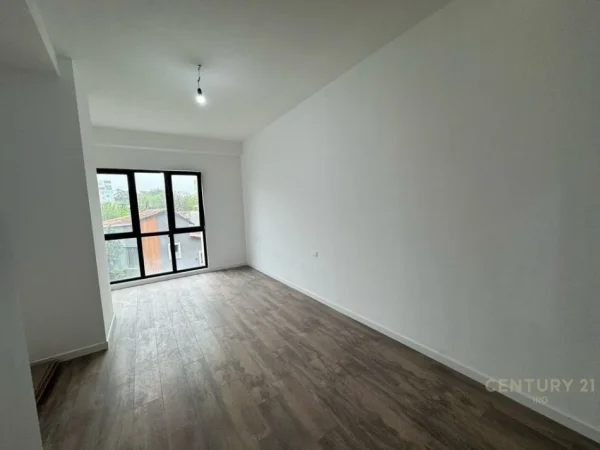 Tirane, jepet me qera ambjent biznesi Kati 2, 117 m² 600 € (Kompleksi arlis)