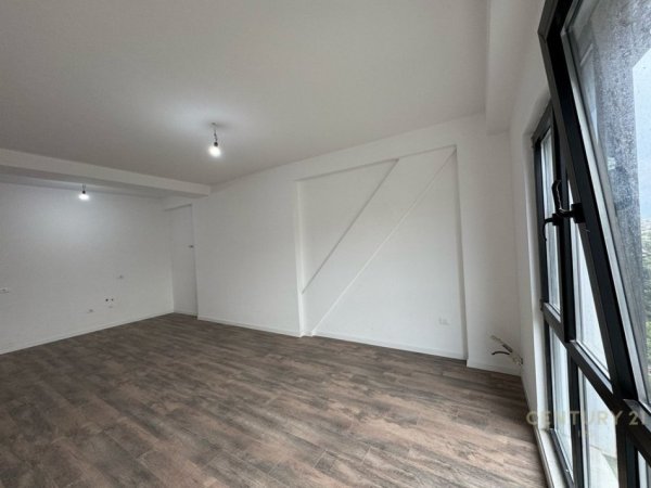 Tirane, jepet me qera ambjent biznesi Kati 2, 117 m² 600 € (Kompleksi arlis)