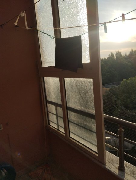 Tirane, jap me qera apartament 1+1+Ballkon Kati 4,sip.71 m2, 32.000 leke (Rr. Mahmut Allushi, perballe portes se fizikes berthamore). Me kondicioner.