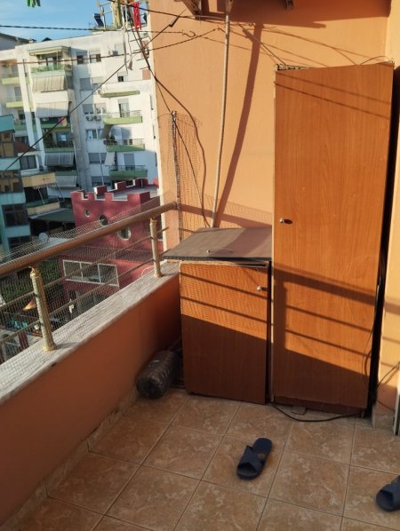 Tirane, jap me qera apartament 1+1+Ballkon Kati 4,sip.71 m2, 32.000 leke (Rr. Mahmut Allushi, perballe portes se fizikes berthamore). Me kondicioner.