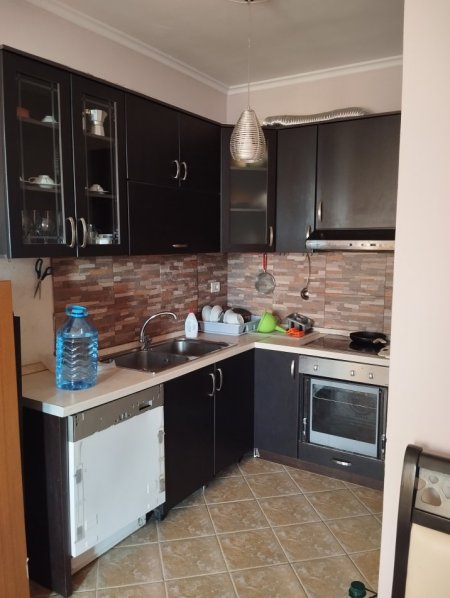 Tirane, jap me qera apartament 1+1+Ballkon Kati 4,sip.71 m2, 32.000 leke (Rr. Mahmut Allushi, perballe portes se fizikes berthamore). Me kondicioner.