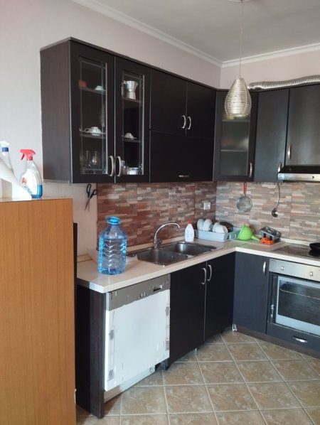 Tirane, jap me qera apartament 1+1+Ballkon Kati 4,sip.71 m2, 32.000 leke (Rr. Mahmut Allushi, perballe portes se fizikes berthamore). Me kondicioner.