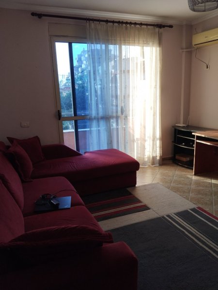 Tirane, jap me qera apartament 1+1+Ballkon Kati 4,sip.71 m2, 32.000 leke (Rr. Mahmut Allushi, perballe portes se fizikes berthamore). Me kondicioner.