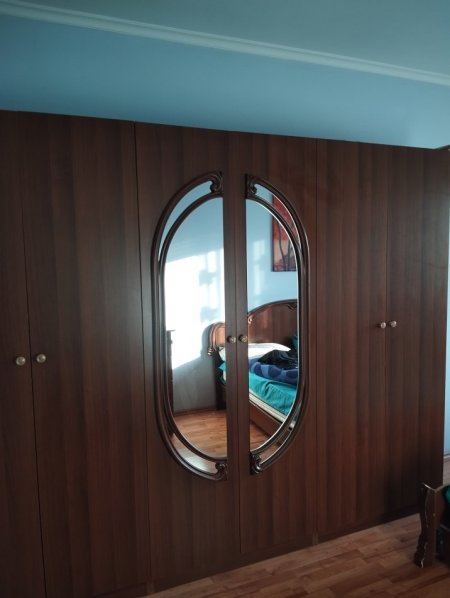 Tirane, jap me qera apartament 1+1+Ballkon Kati 4,sip.71 m2, 32.000 leke (Rr. Mahmut Allushi, perballe portes se fizikes berthamore). Me kondicioner.