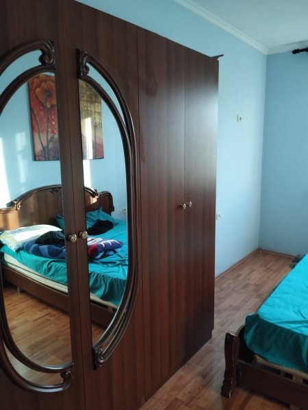 Tirane, jap me qera apartament 1+1+Ballkon Kati 4,sip.71 m2, 32.000 leke (Rr. Mahmut Allushi, perballe portes se fizikes berthamore). Me kondicioner.