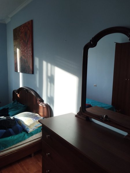 Tirane, jap me qera apartament 1+1+Ballkon Kati 4,sip.71 m2, 32.000 leke (Rr. Mahmut Allushi, perballe portes se fizikes berthamore). Me kondicioner.