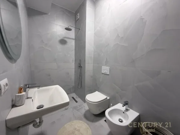 Tirane, jepet me qera apartament 1+1 Kati 7, 61 m² 450 € (Rezidenca Kaimi)