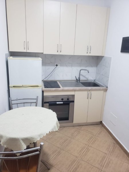 Tirane, jepet me qera apartament 1+1 Kati 1, 80 m² 350 € (Rruga Ali Visha)