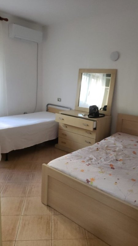 Tirane, jepet me qera apartament 1+1 Kati 1, 80 m² 350 € (Rruga Ali Visha)