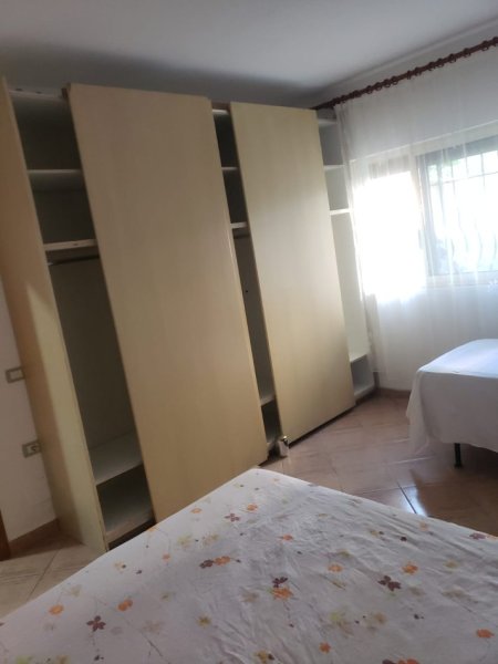 Tirane, jepet me qera apartament 1+1 Kati 1, 80 m² 350 € (Rruga Ali Visha)