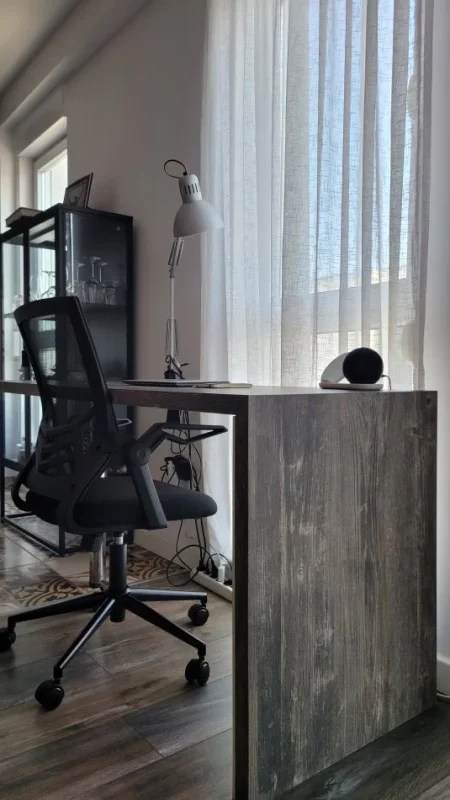 Tirane, shes Tavoline pune 60 €