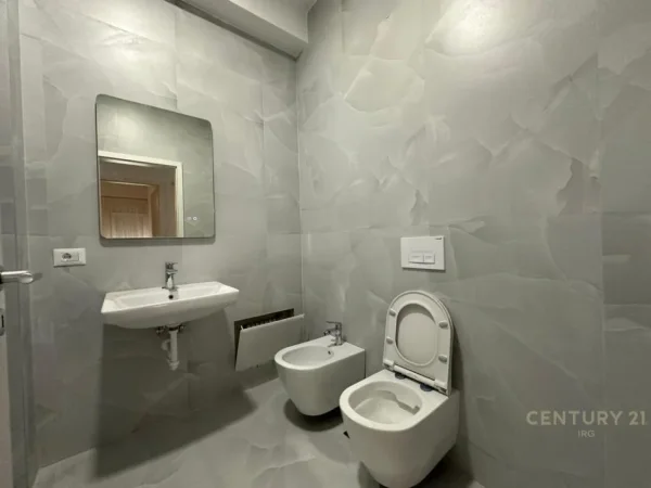 Tirane, jepet me qera apartament 2+1 Kati 5, 550 € 