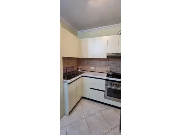 Tirane, jepet me qera apartament 2+1 Kati 4, 90 m² 550 € 