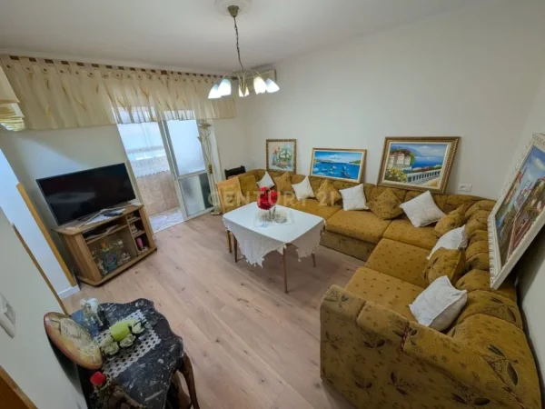 Tirane, jepet me qera apartament 2+1 Kati 5, 70 m² 550 € (Rruga Barrikadave)