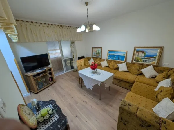 Tirane, jepet me qera apartament 2+1 Kati 5, 70 m² 550 € (Rruga Barrikadave)