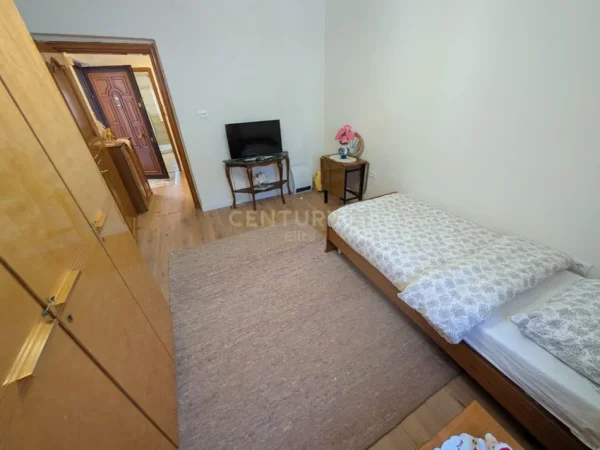Tirane, jepet me qera apartament 2+1 Kati 5, 70 m² 550 € (Rruga Barrikadave)