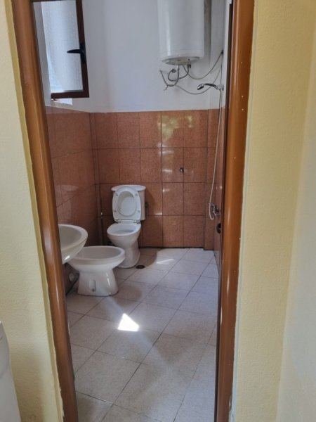 Tirane, jap me qera pjese Vile, 1+1 Kati 1, 65 m² (rruga ahmet qorraliu 32)
