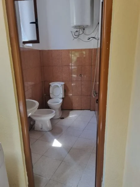 Tirane, jap me qera pjese Vile, 1+1 Kati 1, 65 m² (rruga ahmet qorraliu 32)