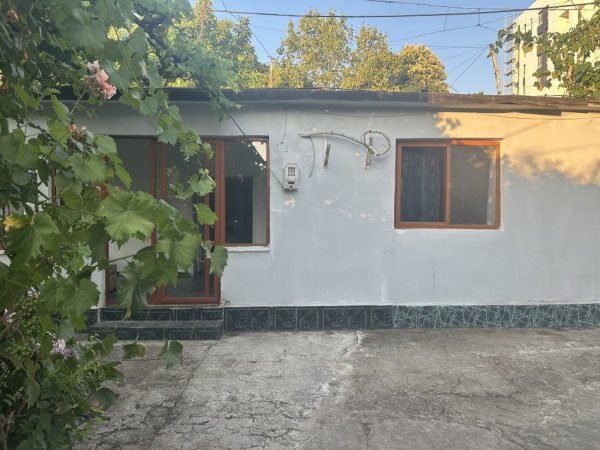 Tirane, jepet me qera shtepi 2+1+kuzhin+koridor+ballkon Kati 0,  350 € (ruga 5 maji)