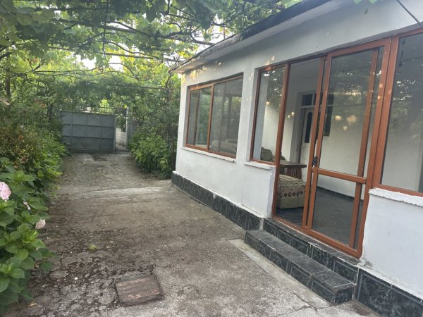 Tirane, jepet me qera shtepi 2+1+kuzhin+koridor+ballkon Kati 0,  350 € (ruga 5 maji)