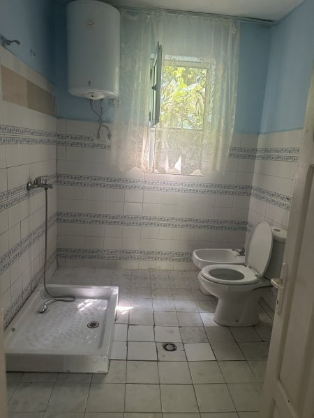 Tirane, jepet me qera shtepi 2+1+kuzhin+koridor+ballkon Kati 0,  350 € (ruga 5 maji)
